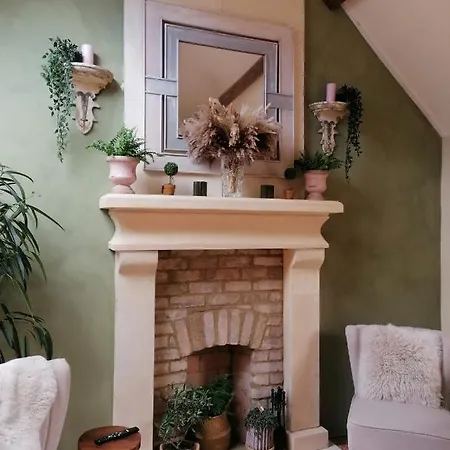 The Wee Pink Nyaraló Ardara